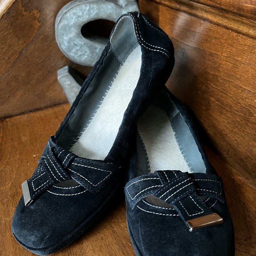Clark’s Navy Suede Ballet Flat Loafers with Silver Belt Champ Accent USL Sz7B*